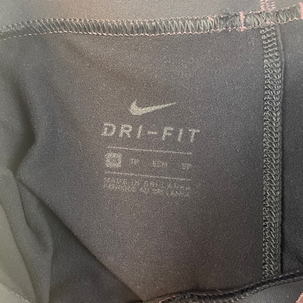 Nike Pro leggings
Gray Leggings with Pink Waistband - Picture 4 of 6